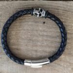 Schwarzes Lederarmband für Herren oder Damen mit Totenkopf 1
