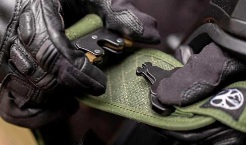 Wentworth SLING-HELM-TRAGEGURT in schwarz oder olive – Bild 6